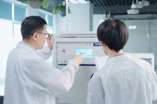 ngenieure der TPS Elektronik GmbH bei der Qualitätsprüfung eines elektronischen Testsystems – Symbol für ISO 9001 Qualitätsmanagement.