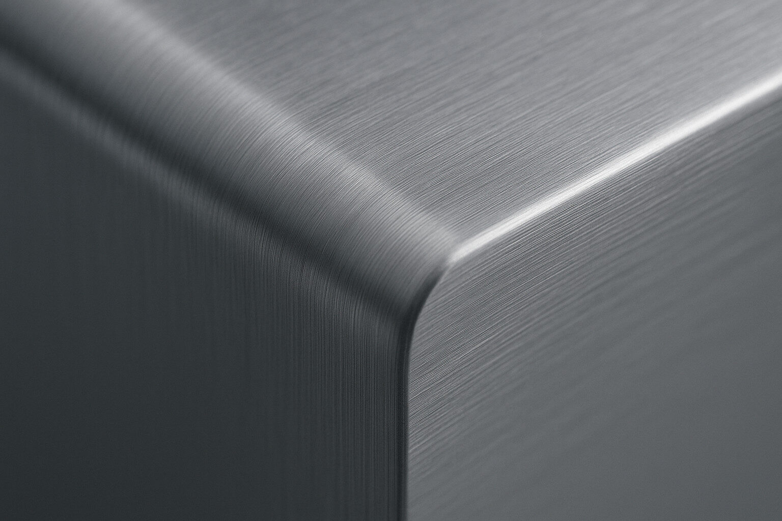 Edelstahl-Blechfertigung mit sauberem Schliffbild und präzisem Biegeradius.