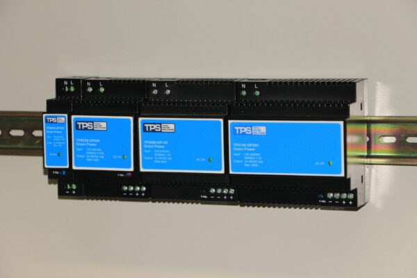 Mehrere TPS-DIN-Schienen-Netzteile werden dargestellt, die die zertifizierte Serie (einschließlich Modelle wie TPS010-GP, TPS030-GP) mit blauen Etiketten und robustem industriellem Design zeigen – konform zum UL 61010-1-Standard.