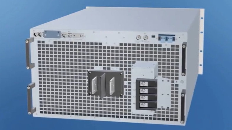 Detailaufnahme der Rückseite des 6U programmierbaren Gleichspannungs-Netzteils.