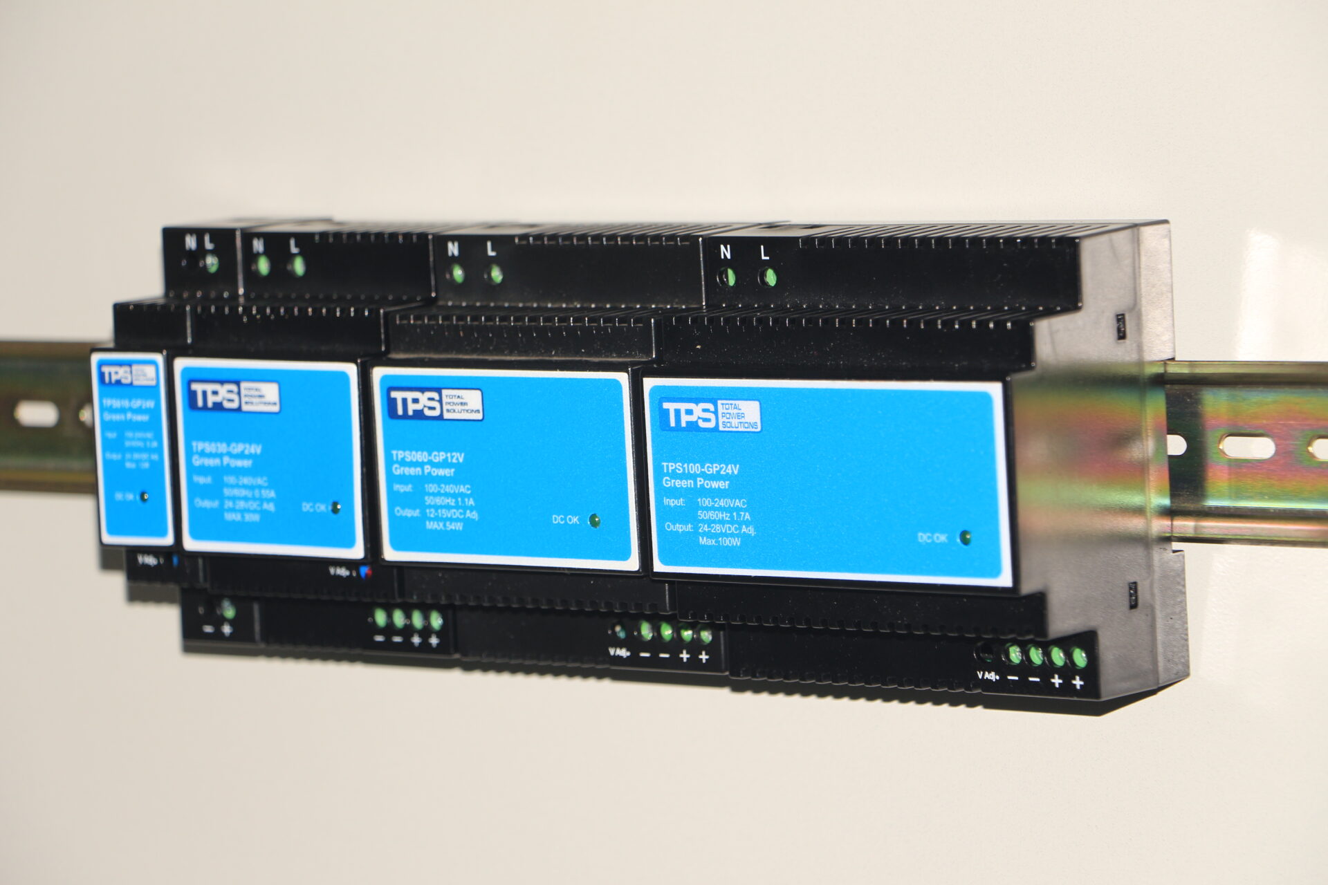 DIN-Schienen-Netzteile (12V und 24V) sind auf TS-35-Schienen montiert.