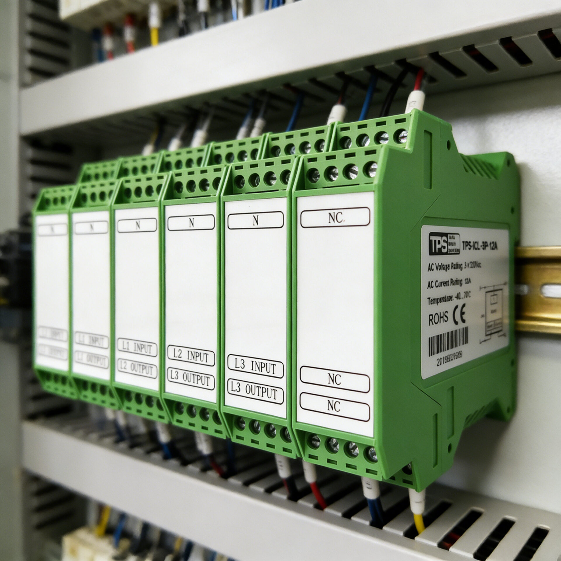 The surge limiter is mounted on the DIN rail.