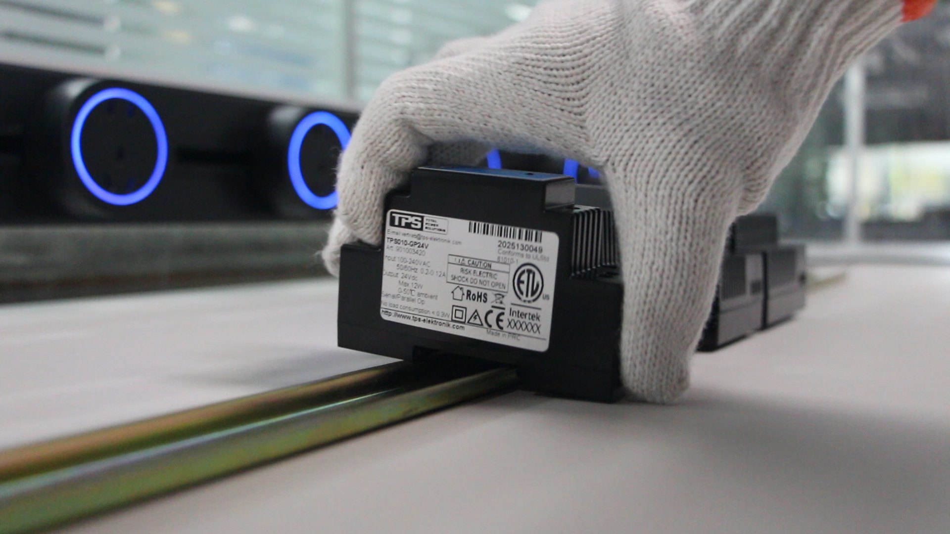 Montage des DIN-Schienen-Netzteils auf der Schiene.