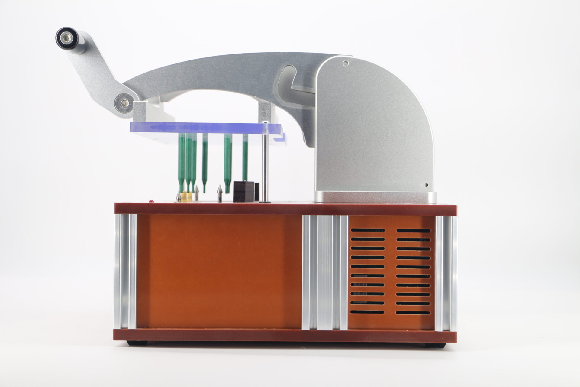 Detaillierte Nahaufnahme eines Needle Test Adapters mit federbelasteten Stiften in einem Rastermuster. Die Stifte sind präzise in eine Bakelit-Materialbasis eingepresst, und Aluminiumprofile sorgen für strukturelle Steifigkeit. Dieser Aufbau ist typisch für Leiterplatten-Testvorrichtungen, die bei der Funktionsprüfung und Fehlersuche eingesetzt werden.