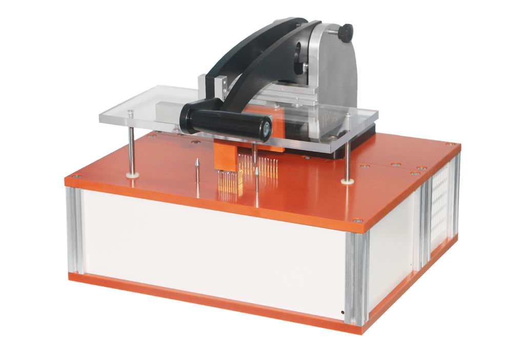 Eine Nahaufnahme eines Needle Test Adapters mit präzise ausgerichteten Stiften, die Kontakt mit einer Leiterplatte herstellen. Der Adapter verfügt über eine Bakelitbasis und einen Aluminiumprofilrahmen, was seine robuste Konstruktion für zuverlässige Leiterplattentests in der Alltagselektronik unterstreicht.
