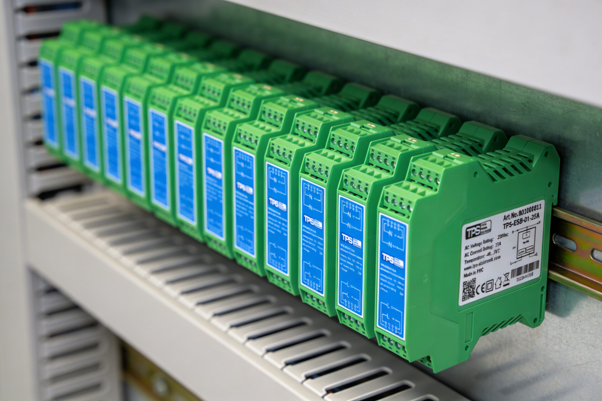 Eine Reihe von DIN-TS35-Hutschienen-Begrenzermodulen, installiert in einem Elektroschrank.