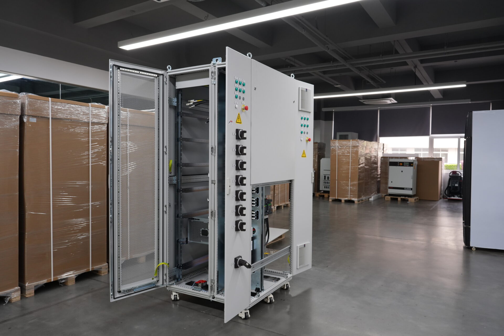 Ein robuster 19-Zoll-Industrieschrank, der auf einem Fabrikboden eingesetzt wird, mit höhenverstellbaren Rollen und Heberingen für einfachen Umzug