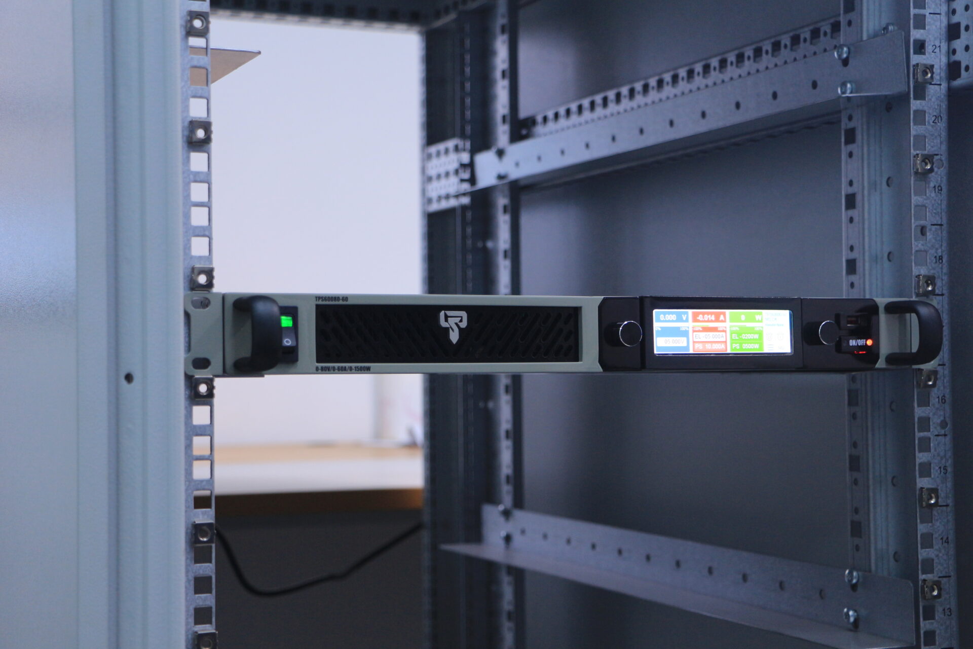 Hochdichtes programmierbares 1U-DC-Netzteil für Labor- und Industrieanwendungen.