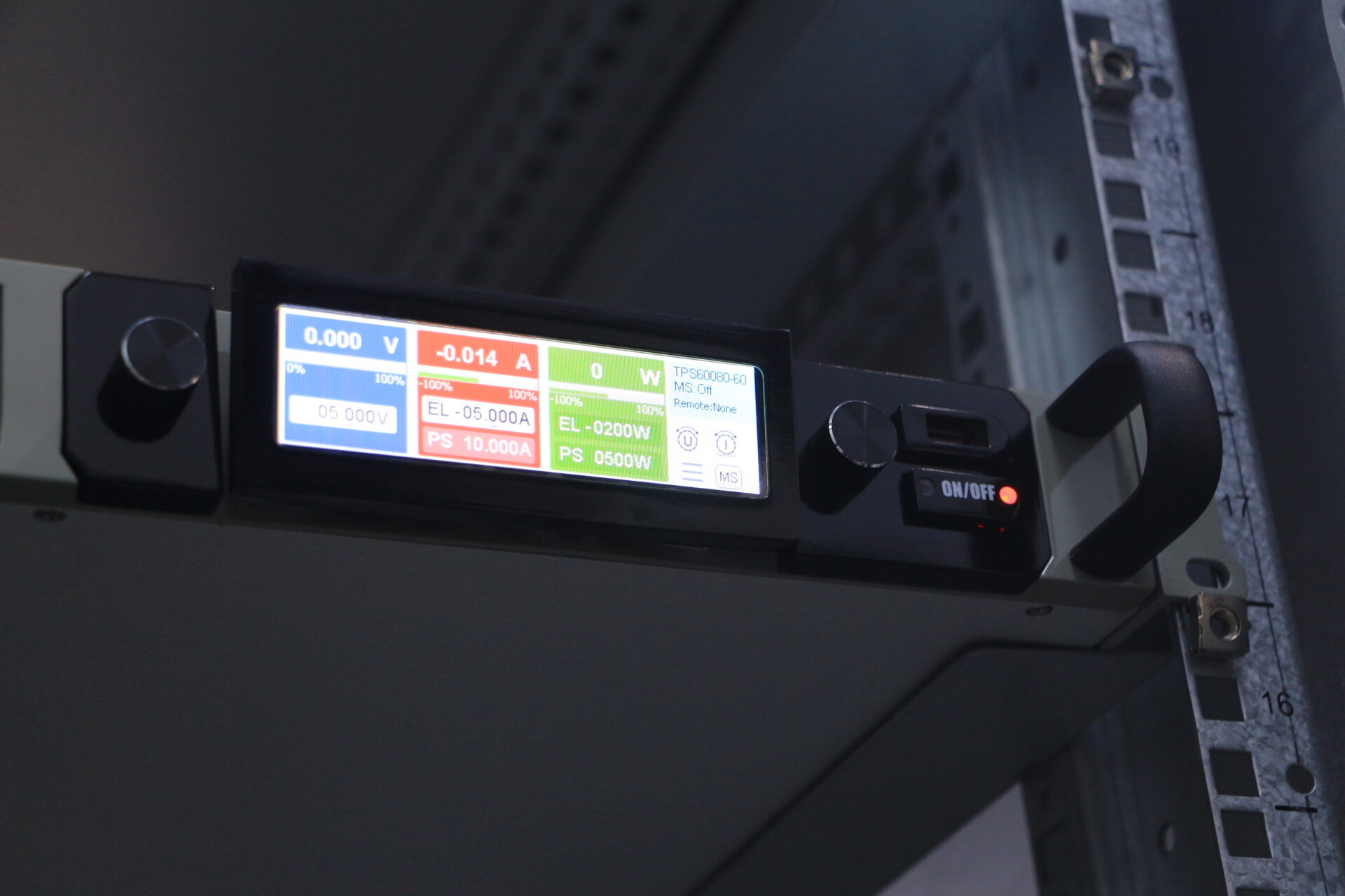 Nahaufnahme des Frontplatten-LCD-Displays mit Anzeige von eingestellter Spannung, tatsächlichem Strom und Leistung.