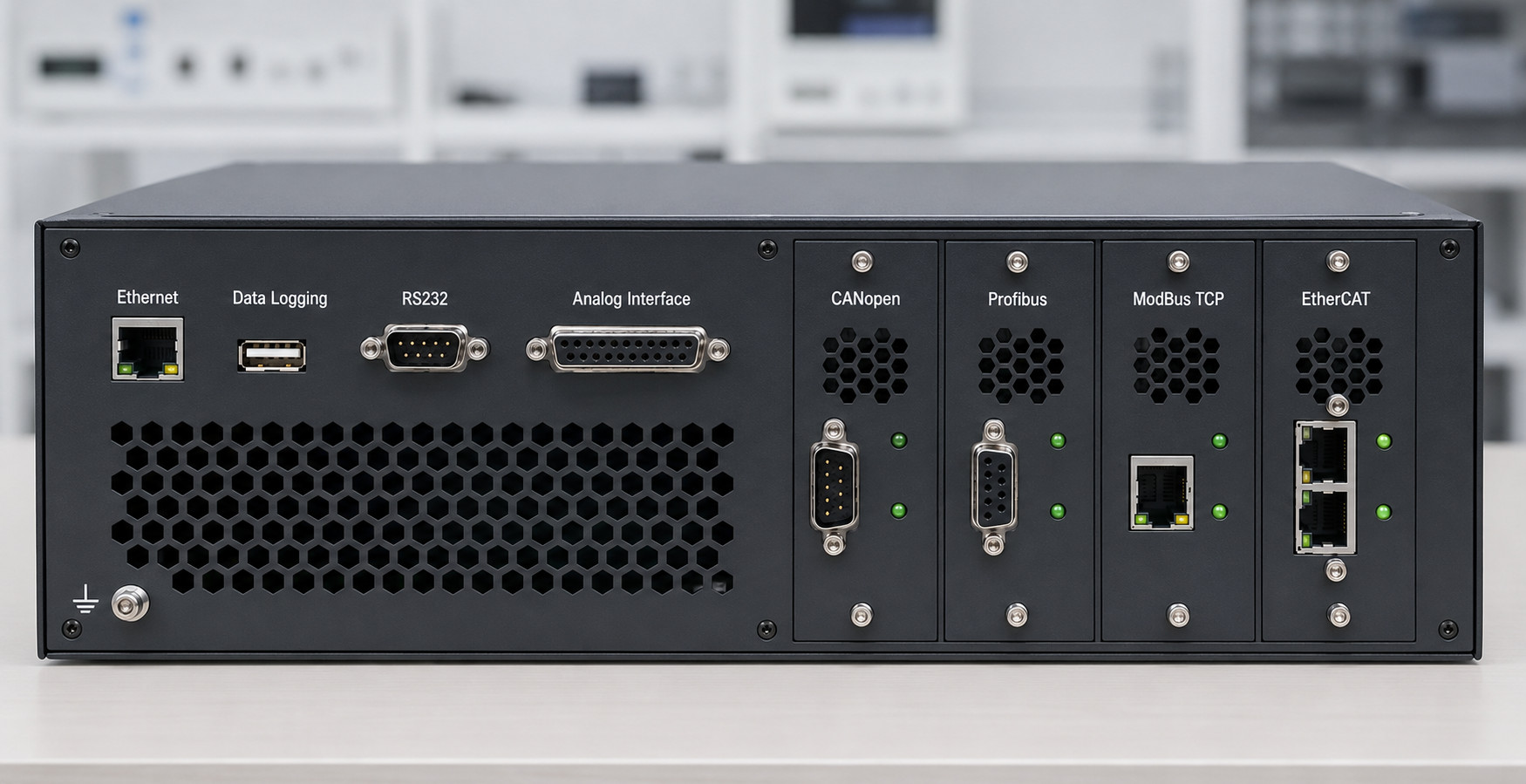 Rückseite eines 3-HE-Gehäuses mit Anschlüssen. Ein RJ45-Ethernet-Anschluss, ein USB-A-Anschluss, ein DB9-RS232-Anschluss und ein DB25-Schnittstellenport für Analogsignale sind sichtbar. Rechts daneben sind vier Modulschächte mit CANopen-, Profibus-, ModBus-TCP- und EtherCAT-Modulen bestückt. Die 19-Zoll-Rack-Winkel rahmen die Rückwand ein. Die Beleuchtung ist gleichmäßig und professionell.