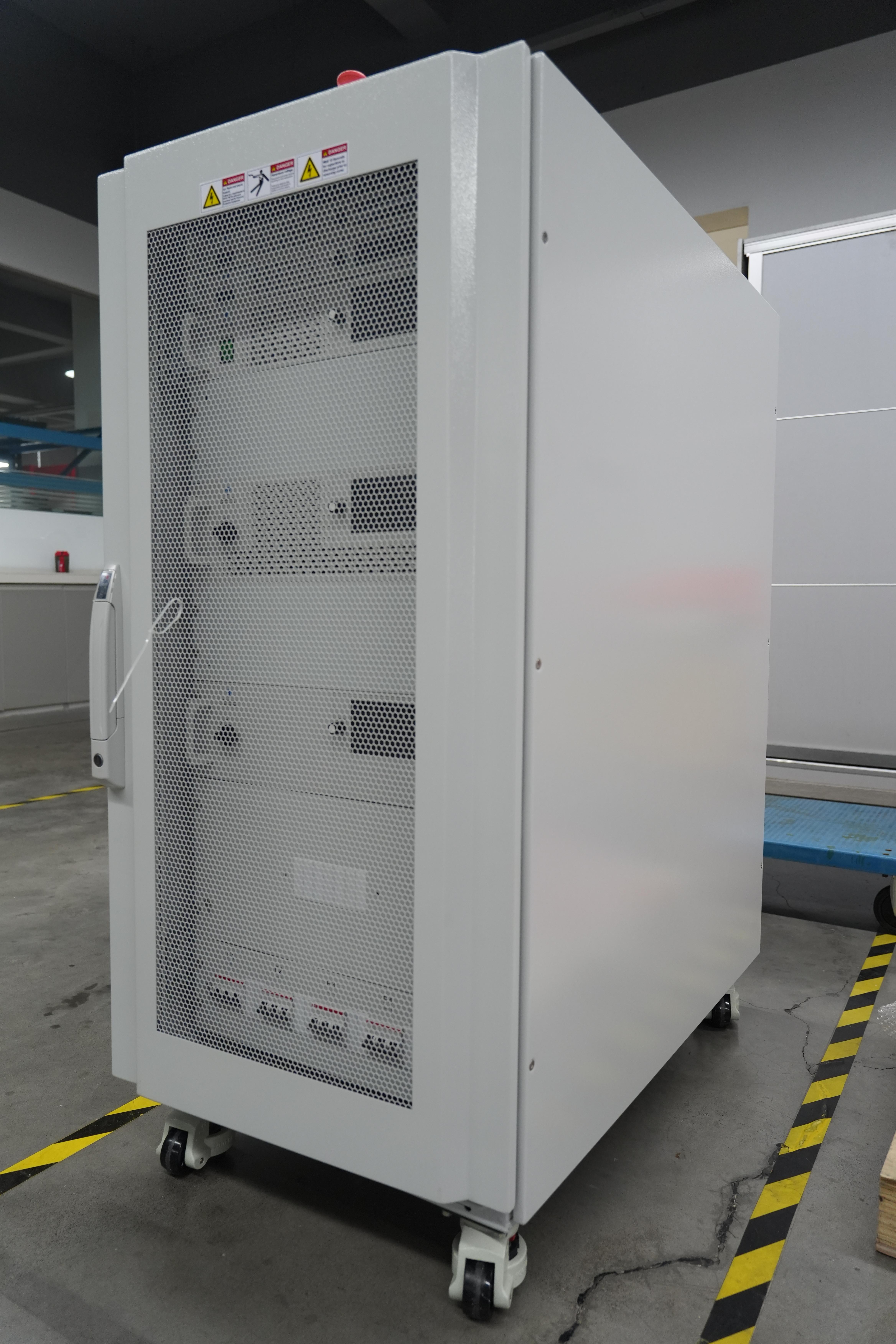 Ein 4U-Rackmount-Batterietester, installiert in einem standardmäßigen 19-Zoll-Industrie-Rackschrank, mit sichtbarem USB-Anschluss an der Frontplatte, Statusanzeige und Lüftungsgitter. Das Gerät ist über robuste Gleichstrom-Sammelschienen mit einem zu testenden Batteriepack verbunden und veranschaulicht einen regenerativen Batterietester-Aufbau in einem modernen Batterielabor.